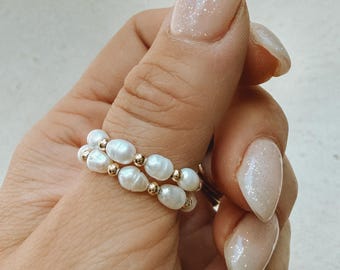 Zoetwaterparelring//18 kt gold filled kralen//rekbare ring//in grootte verstelbaar//modern//stapelbaar//Mandy Ellen Designs//Handgemaakt//cadeau-idee