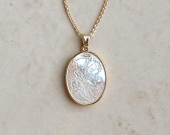 Collier camée en nacre//nacre véritable//or plaqué or 18 carats//collier à superpositions//vintage moderne/Mandy Ellen//camée ovale