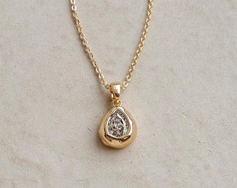 Collier moderne à pendentif en forme de goutte d'eau en cristal//or plaqué or 18 carats//cristal Swarovski//cadre moderne texturé en fusion//Mandy Ellen