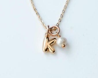 Mini collier initial//or plaqué or 18 carats//perle d'eau douce//mini lettre bulle//moderne//mandy Ellen Designs