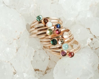 Bague superposée avec pierre de naissance//lunette sertie moderne//or plaqué or 18 carats/argent sterling/pierres précieuses authentiques//moderne minimaliste/fabriqué à la main