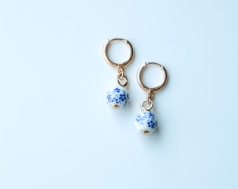 Créoles capri bleus et blancs en céramique florale Huggie Hoops//or rempli d'or 18 carats//moderne/Mandy Ellen Designs