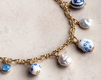 Collier méditerranéen//Fire d'or 18 carats//Perles d'eau douce de Méditerranée//Perles en céramique peintes à la main//Été italien//Cristal/Bleu et blanc