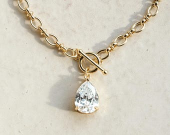 Collier dahlia en forme de goutte d'eau/remplie d'or 18 carats//cristal Swarovski//fermoir à bascule sur le devant//Mandy Ellen