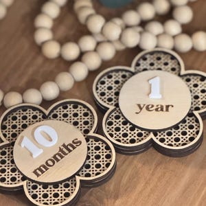 Cartes d'étape importante pour bébé fille - cartes de bébé en bois d'étape importante - accessoire d'étape importante gravé en rotin - fleur - idée cadeau nouveau-né - cadeau de baby shower