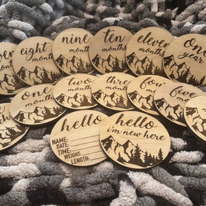 Cartes d'étape importante pour bébé garçon - cartes de bébé en bois - accessoire d'étape importante gravé - montagnes et arbres - idée cadeau nouveau-né - cadeau de baby shower