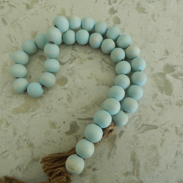 Guirlande de perles de bois bleu lavé au soleil avec glands de jute, décoration bohème, bijoux pour la maison, perles de ferme, décor de maison de plage
