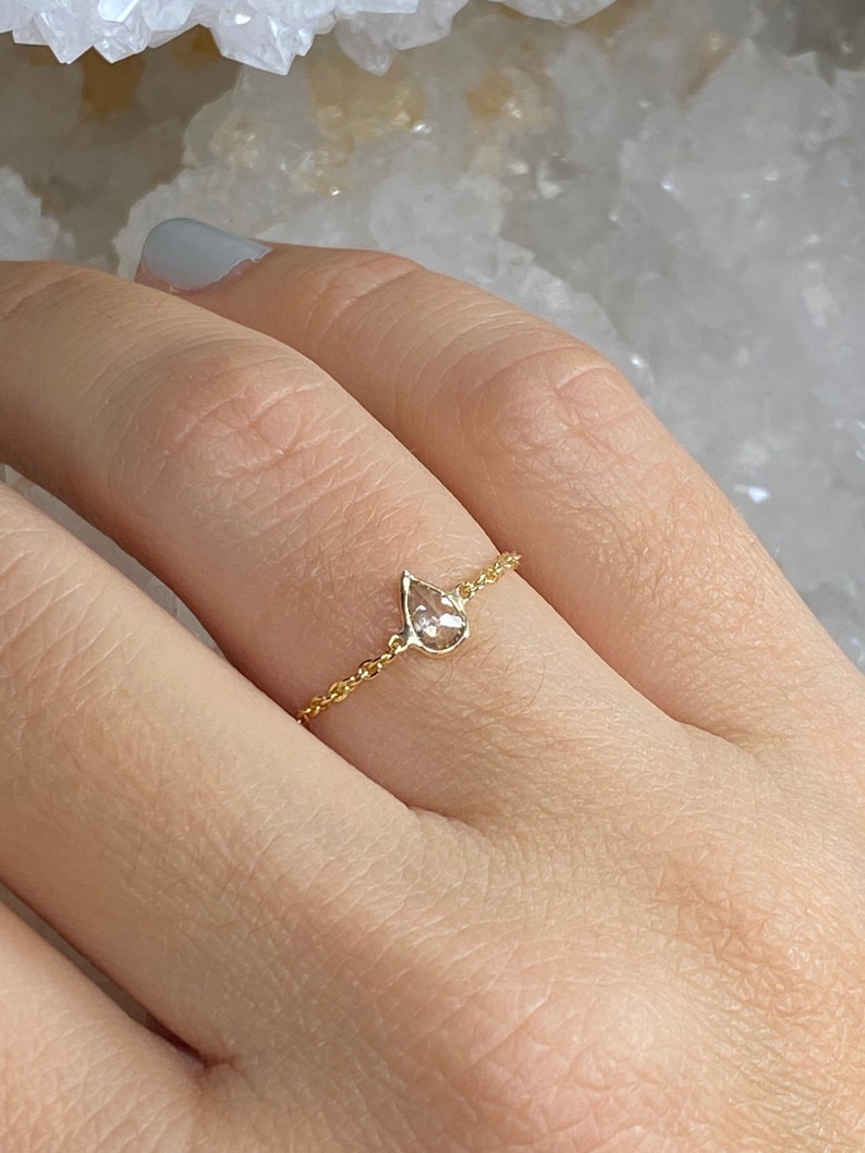Beautiful Delicate Pear Cut Diamond 14K Yellow Gold Chain Ring Size 6 34