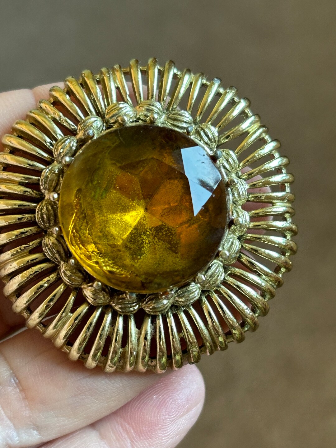 Broche Dorée Avec Strass Beige Et Pierre Jaune - Sans Nickel - Neuf Avec étiquettes