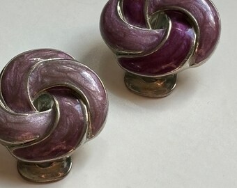 Boucles d'oreilles en émail des années 1970 lilas