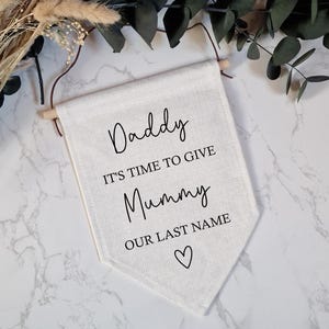 Fanion de mariage fille de fleur : « Papa, il est temps de donner notre nom de famille à maman »