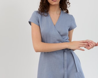 Vestido cruzado de lino verde azulado AYLA con mangas cortas, lazo en la cintura y largo hasta la rodilla