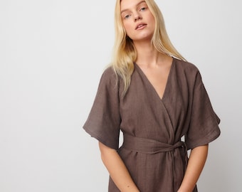 Vestido cruzado de lino color cacao, estilo bata de manga corta / MARY