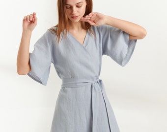 Puede incluir: Un vestido de lino azul claro con cuello en V y cinturón de anudar.