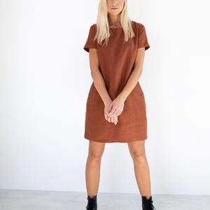 Robe courte en lin à manches courtes pour femme, col bateau et coupe droite décontractée | BEATRICE