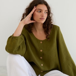 Peut inclure: Une chemise boutonnée en lin vert avec des manches longues et un col rond.