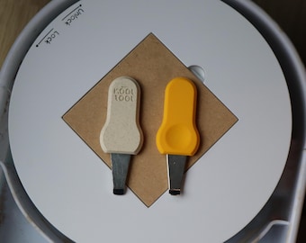 Bat remover tool for pottery wheel