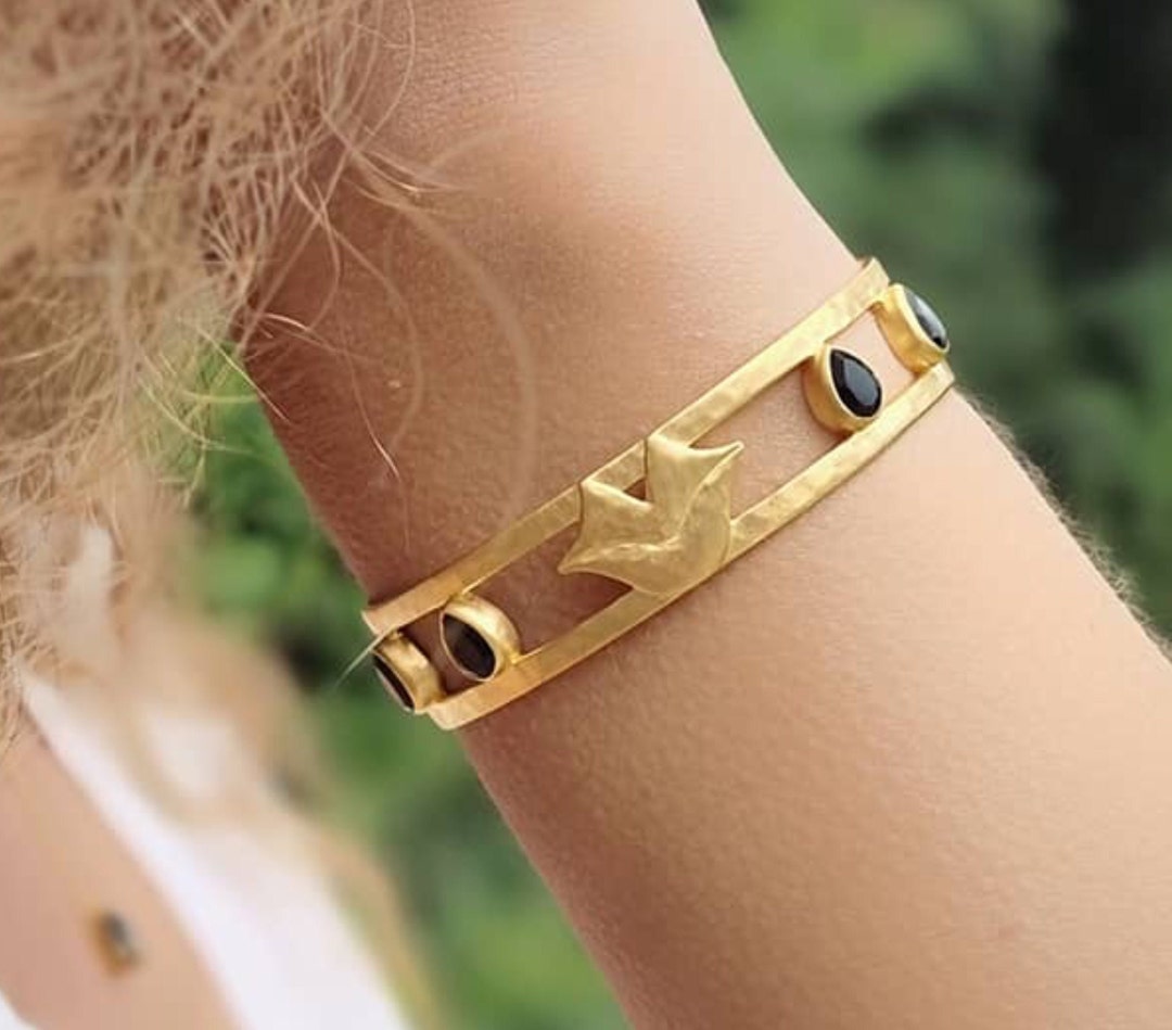 OLYMPE / Bracelet in Hammered Gold Plated Brass and Black Onyx