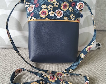 Sac bandoulière fermeture éclair et pression en simili cuir bleu marine et tissu fleuri