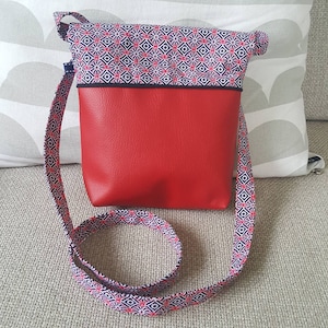 Sac bandoulière en simili cuir rouge et tissu style wax