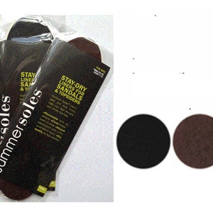 以下が含まれることがあります： サンダルとトップサイダー用のブラックとブラウンのステイドライシューズライナー2組。パッケージには「summersoles」と「STAY-DRY LINERS FOR SANDALS & TOPSIDERS」のテキストが記載されています。