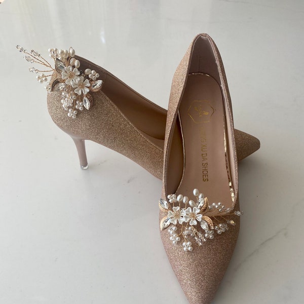 Clips para zapatos de novia con flores de perla y hojas doradas, engaste dorado.