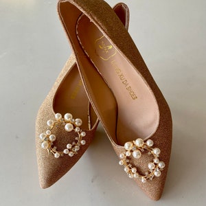 Presilhas para sapatos em formato de coroa de pérolas e ouro: Acessório para noivas e casamentos