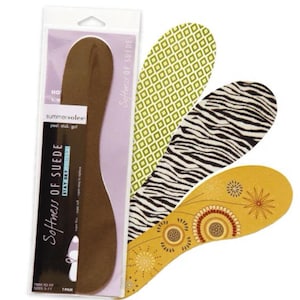 以下が含まれることがあります： 異なるパターンを持つ3組の茶色のスエード製の靴の中敷き。パターンは幾何学模様、シマウマ柄、黄色と茶色の花柄。パッケージには「Softness of Suede」と「Stay Dry」と書かれている。