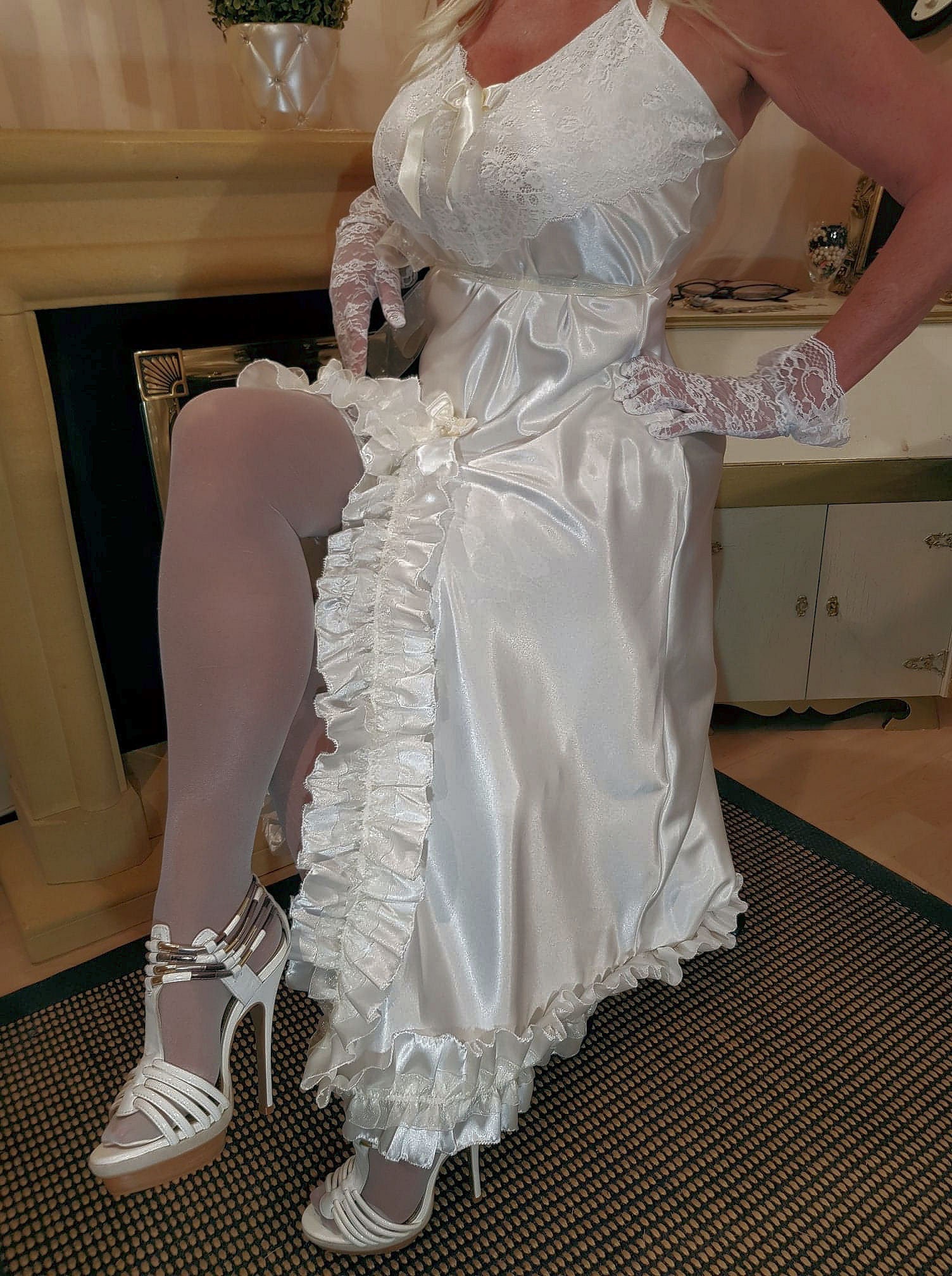 Classy vtg ivory silky satin full slip petticoat Size UK 14/16 cd/tv