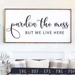 File SVG, Scusate il disordine ma viviamo qui Svg, Funny Family Svg, Kids Svg, Uso commerciale, Cricut, Silhouette, File di taglio digitale, DXF PNG