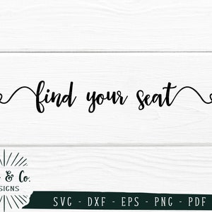 Puede incluir: Texto en caligrafía en blanco y negro sobre un fondo de madera blanca que dice "find your seat".