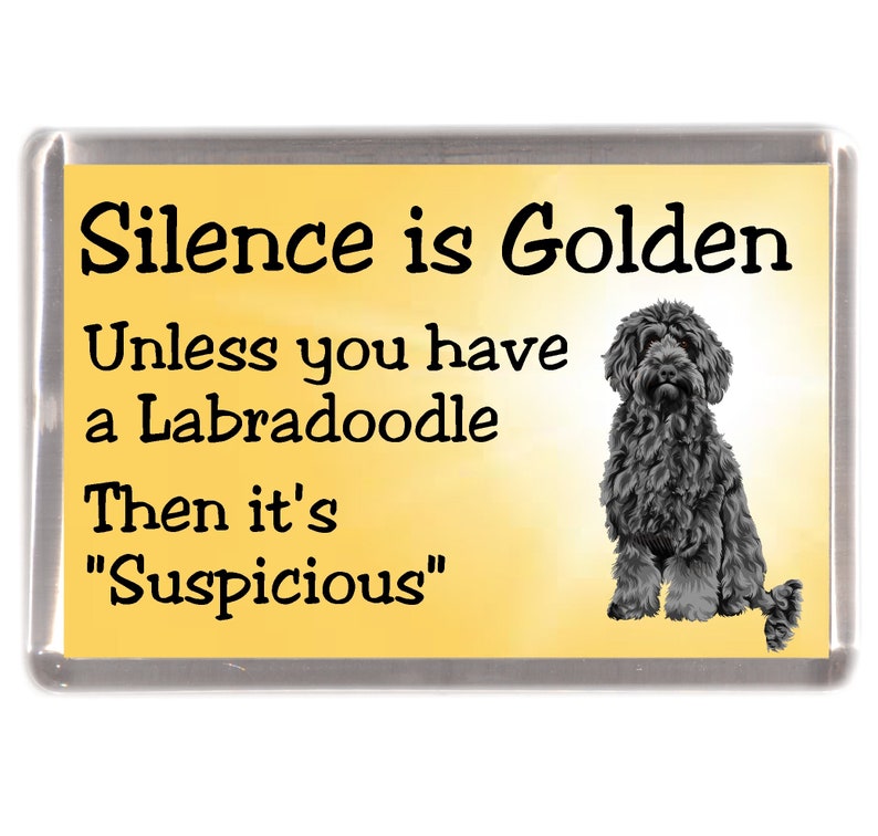 K&ouml;nnte beinhalten: Ein rechteckiger K&uuml;hlschrankmagnet mit gelbem Hintergrund und dem Text "Silence is Golden Unless you have a Labradoodle Then it's 'Suspicious'". Ein schwarzer Labradoodle-Hund ist rechts.