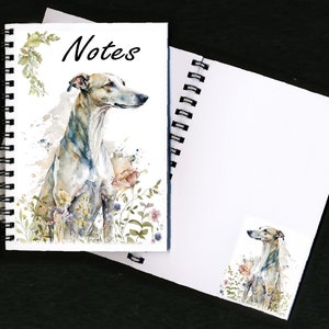 Puede incluir: Un cuaderno de espiral con una ilustración de acuarela de un galgo en un campo de flores. La portada dice "Notes".