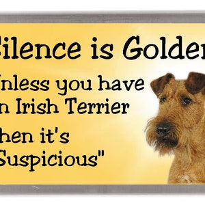Imán para refrigerador con terrier irlandés: el silencio es oro, a menos que tengas un terrier irlandés... En ese caso, es "sospechoso". Un gran regalo para cualquier amante de los perros