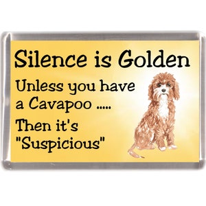 Peut inclure: Un aimant jaune et blanc avec un chien brun et blanc sur le côté droit. Le texte sur l'aimant est "Silence is Golden Unless you have a Cavapoo.... Then it's "Suspicious" "