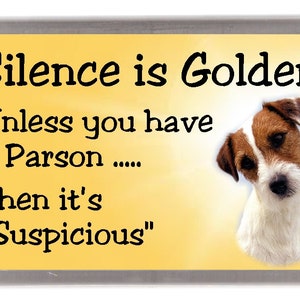Può includere: Un magnete giallo con un bordo bianco e un'immagine di un Jack Russell Terrier. Il testo sul magnete recita "Silence is Golden Unless you have a Parson..... Then it's "Suspicious" "