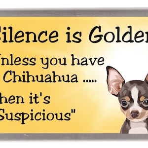 Imán para refrigerador de Chihuahua de pelo liso: El silencio es oro, a menos que tengas un chihuahua. En ese caso, es &quot;sospechoso&quot;. Un regalo ideal para cualquier amante de los perros.