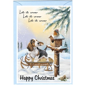 Puede incluir: Una tarjeta de Navidad con un cachorro de basset hound de dibujos animados montando un trineo de madera en una escena de invierno nevada. Un petirrojo con un gorro rojo se sienta en una casita de pájaros. El texto "Let it snow" se repite tres veces y el texto "Happy Christmas" está en la parte inferior de la tarjeta.