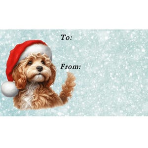 Op de afbeelding: Een cadeaulabel met een goudbruine hond met een rode kerstmuts met een witte pompon. De achtergrond is lichtblauw met witte sneeuwvlokaccenten. De woorden "To:" en "From:" zijn in het zwart gedrukt.