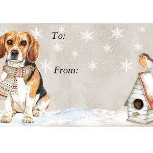 Puede incluir: Una ilustración de acuarela de un perro beagle con una bufanda, sentado en la nieve. Un pájaro carpintero con un petirrojo posado en la parte superior está en el fondo. El texto "To:" y "From:" está en la imagen.