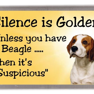 Può includere: Un magnete giallo e bianco con un beagle e il testo "Silence is Golden Unless you have a Beagle.... Then it's "Suspicious""