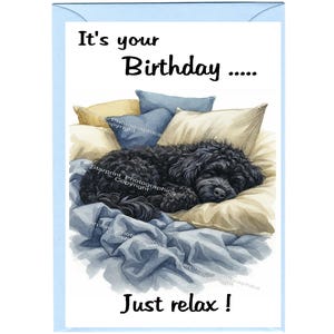 Puede incluir: Tarjeta de felicitación de cumpleaños con una ilustración en acuarela de un perro negro durmiendo sobre almohadas y una manta azul. El texto dice: "It's your Birthday..... Just relax!"