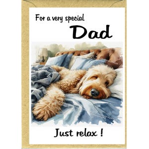 Peut inclure: Carte de vœux avec une illustration à l'aquarelle d'un chien se reposant sur un lit. Le texte "For a very special Dad" et "Just relax!" est écrit en noir. La carte a une bordure marron.