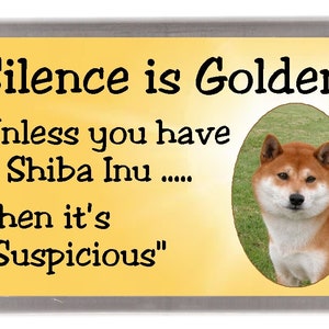 Imán de nevera para perros Shiba Inu: el silencio es dorado a menos que tengas un Shiba Inu... Entonces es &quot;sospechoso&quot;. Gran regalo para cualquier amante de los perros.