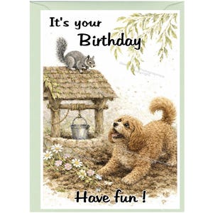Könnte beinhalten: Geburtstagskarte mit einer Aquarellillustration. Ein brauner Hund blickt auf einen Brunnen mit einem Eichhörnchen oben. Die Karte lautet "It's your Birthday, Have fun!"