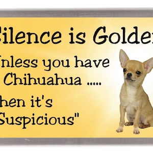 Imán para nevera para perros con abrigo liso de Chihuahua: el silencio es dorado a menos que tengas un chihuahua. Entonces es &quot;sospechoso&quot;. Gran regalo para cualquier amante de los perros.