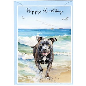 Tarjeta de felicitación de cumpleaños con el nombre de un perro Staffordshire Bull Terrier (15,24 x 10,16 cm) con sobre. Interior en blanco para escribir tu propio mensaje. Perfecta para cualquier amante de los perros.