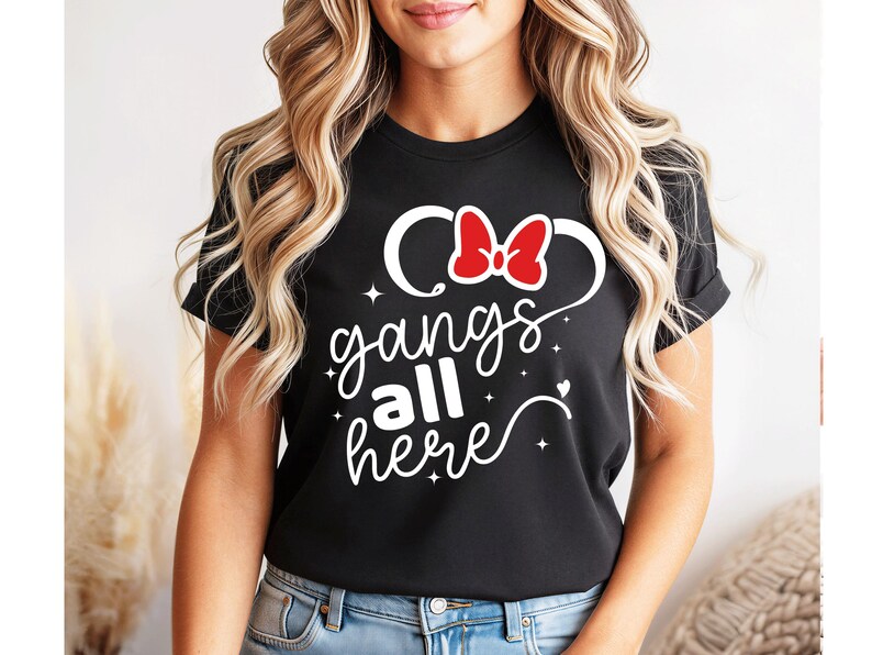 K&ouml;nnte beinhalten: Schwarzes T-Shirt mit wei&szlig;-roter Schleife und dem Schriftzug "gangs all here" in Schreibschrift. Das T-Shirt hat einen Rundhalsausschnitt und wird getragen.