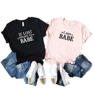 Si se pierde, regrese a Babe y soy Babe - Camisetas para parejas - Camisetas unisex para adultos - Camisetas de vacaciones - Camisetas para bebés a juego d411