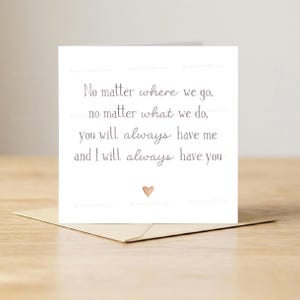 Può includere: Una tazza di ceramica bianca con un manico nero e la scritta "But First, Coffee" in grassetto nero. La tazza è su una superficie bianca. La tazza è alta circa 10 cm.